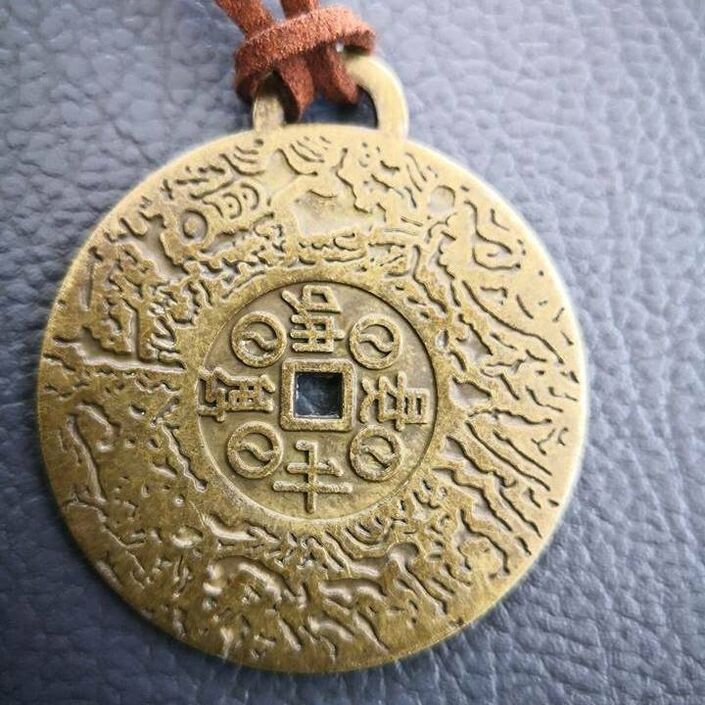 L'amulette d'argent a changé la vie d'Elena pour le mieux